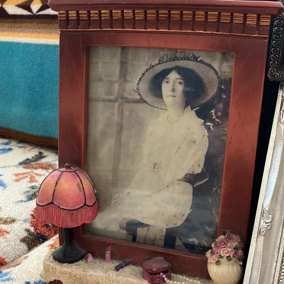 VNTG EARLY ERAS  FRAMED GIRL PHOTOS SHOWS  FASHION HAIR STYLE JEWELRY EXPRESSION - Picture 14 of 16